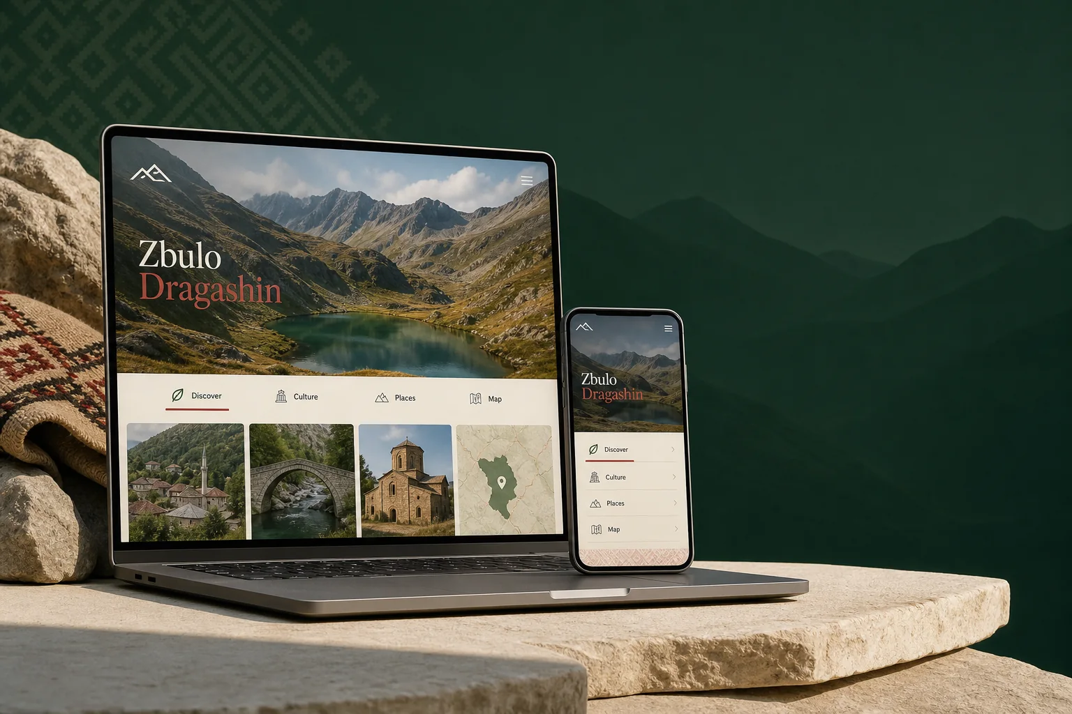Mockup i platformës Zbulo Dragashin në laptop dhe telefon me peizazhin e maleve të Sharrit